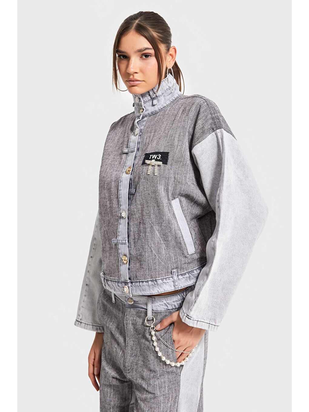 Kadın Gri Renk Kumaş ve Denim Parçalı Aksesuar Detaylı Bol Kesim Özel Tasarım Denim Ceket