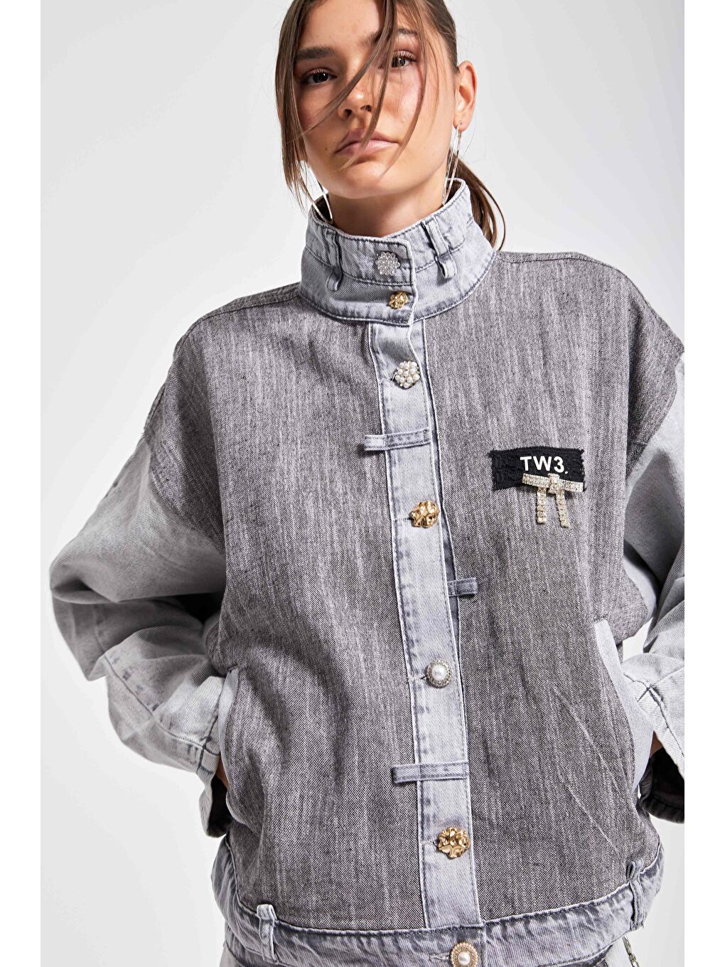 Kadın Gri Renk Kumaş ve Denim Parçalı Aksesuar Detaylı Bol Kesim Özel Tasarım Denim Ceket-1