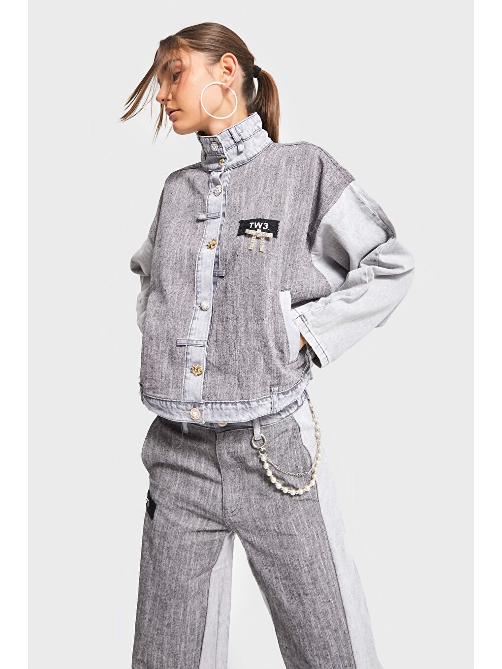 Kadın Gri Renk Kumaş ve Denim Parçalı Aksesuar Detaylı Bol Kesim Özel Tasarım Denim Ceket-2
