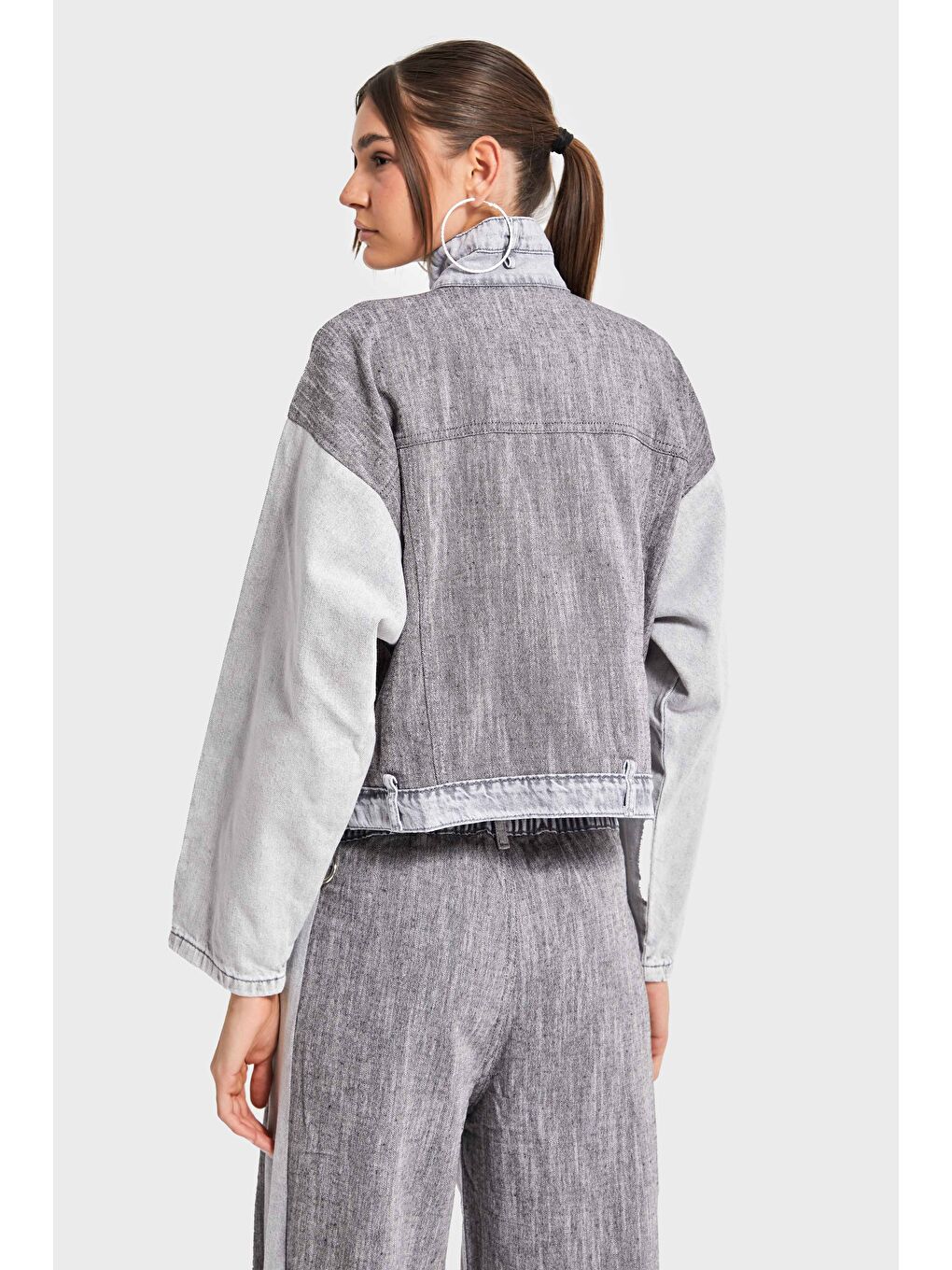 Kadın Gri Renk Kumaş ve Denim Parçalı Aksesuar Detaylı Bol Kesim Özel Tasarım Denim Ceket-3