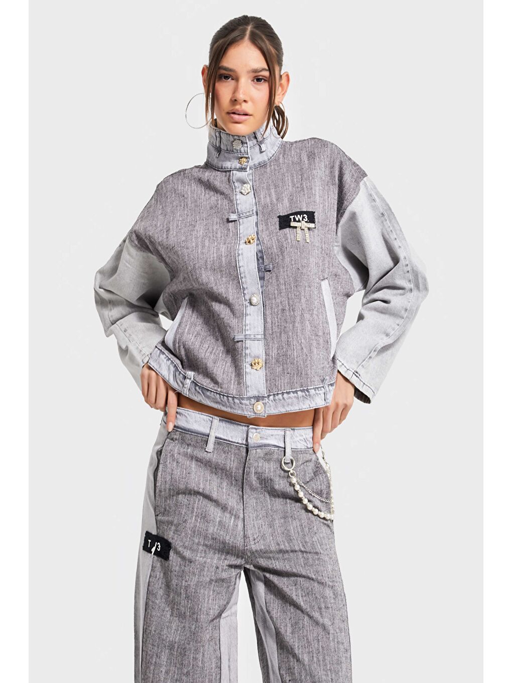 Kadın Gri Renk Kumaş ve Denim Parçalı Aksesuar Detaylı Bol Kesim Özel Tasarım Denim Ceket-4