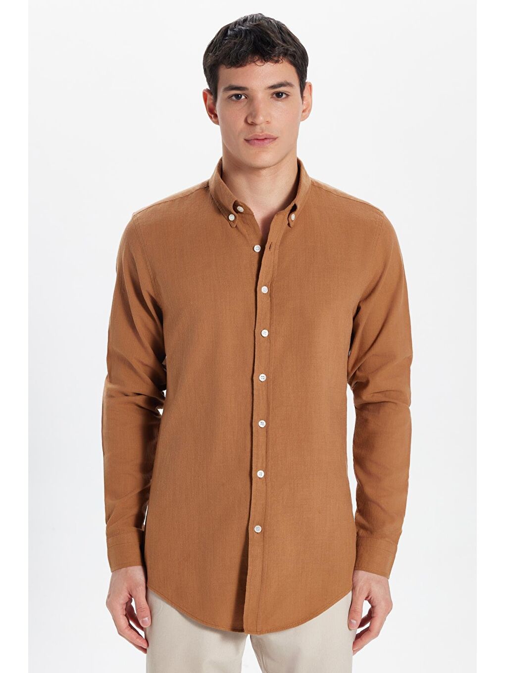 Erkek Slim Fit Dar Kesim %100 Pamuk Keten Doku Düğmeli Yaka Kahverengi Gömlek
