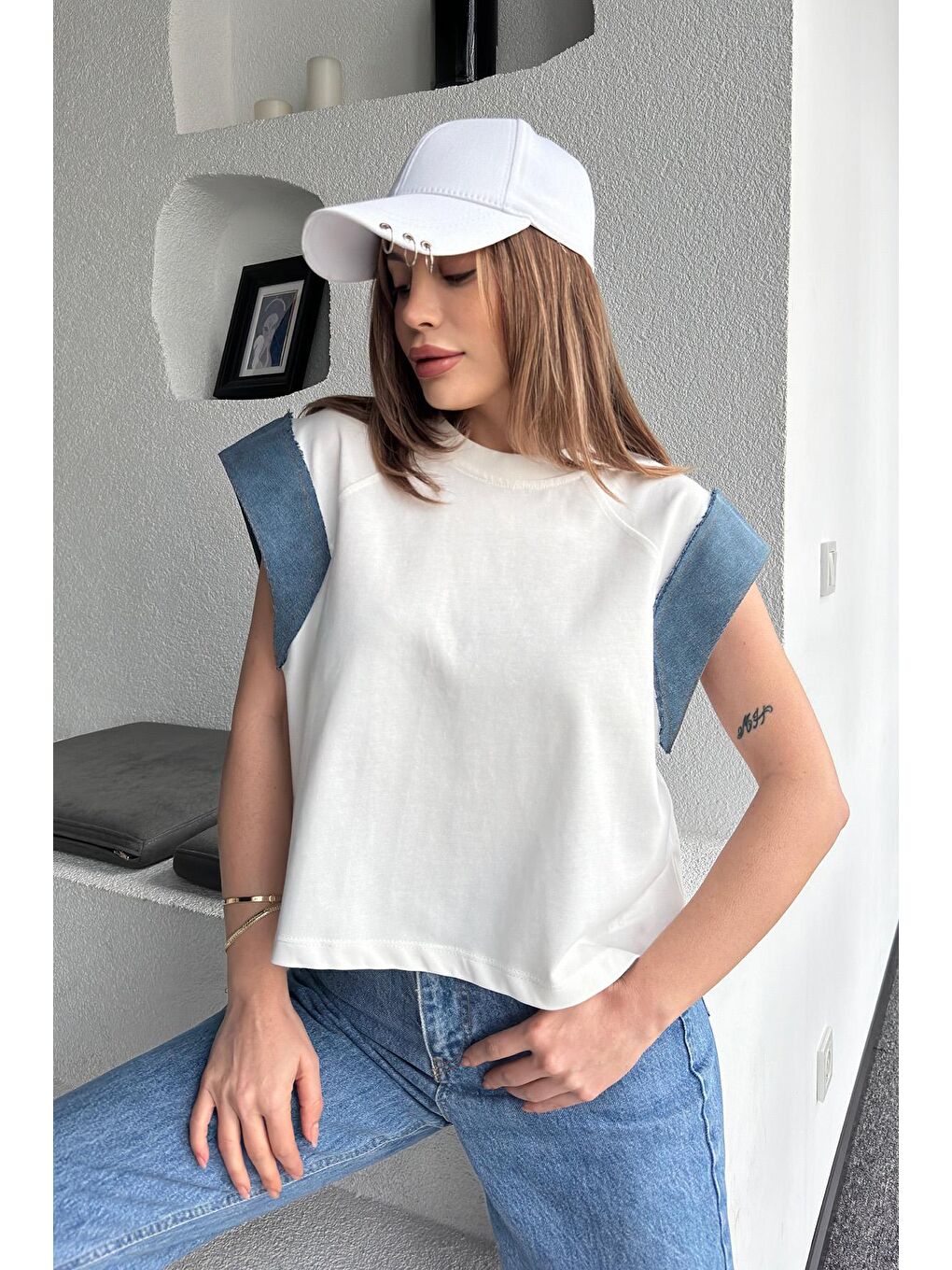 Kadın Beyaz Yuvarlak Yaka Sıfır Kol Detaylı Pamuklu Tişört