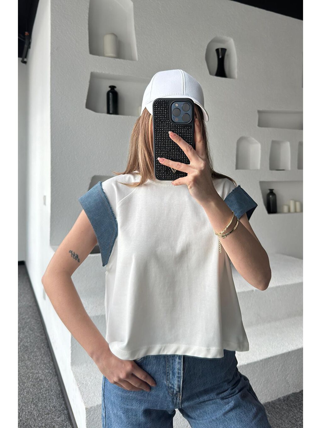 Kadın Beyaz Yuvarlak Yaka Sıfır Kol Detaylı Pamuklu Tişört-1