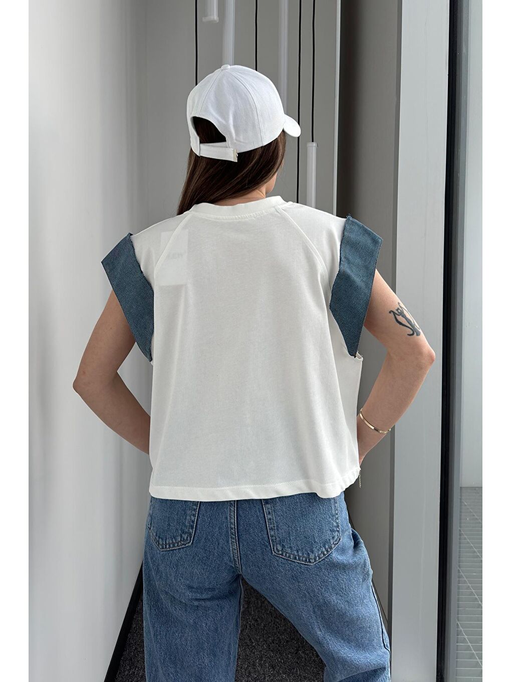Kadın Beyaz Yuvarlak Yaka Sıfır Kol Detaylı Pamuklu Tişört-2