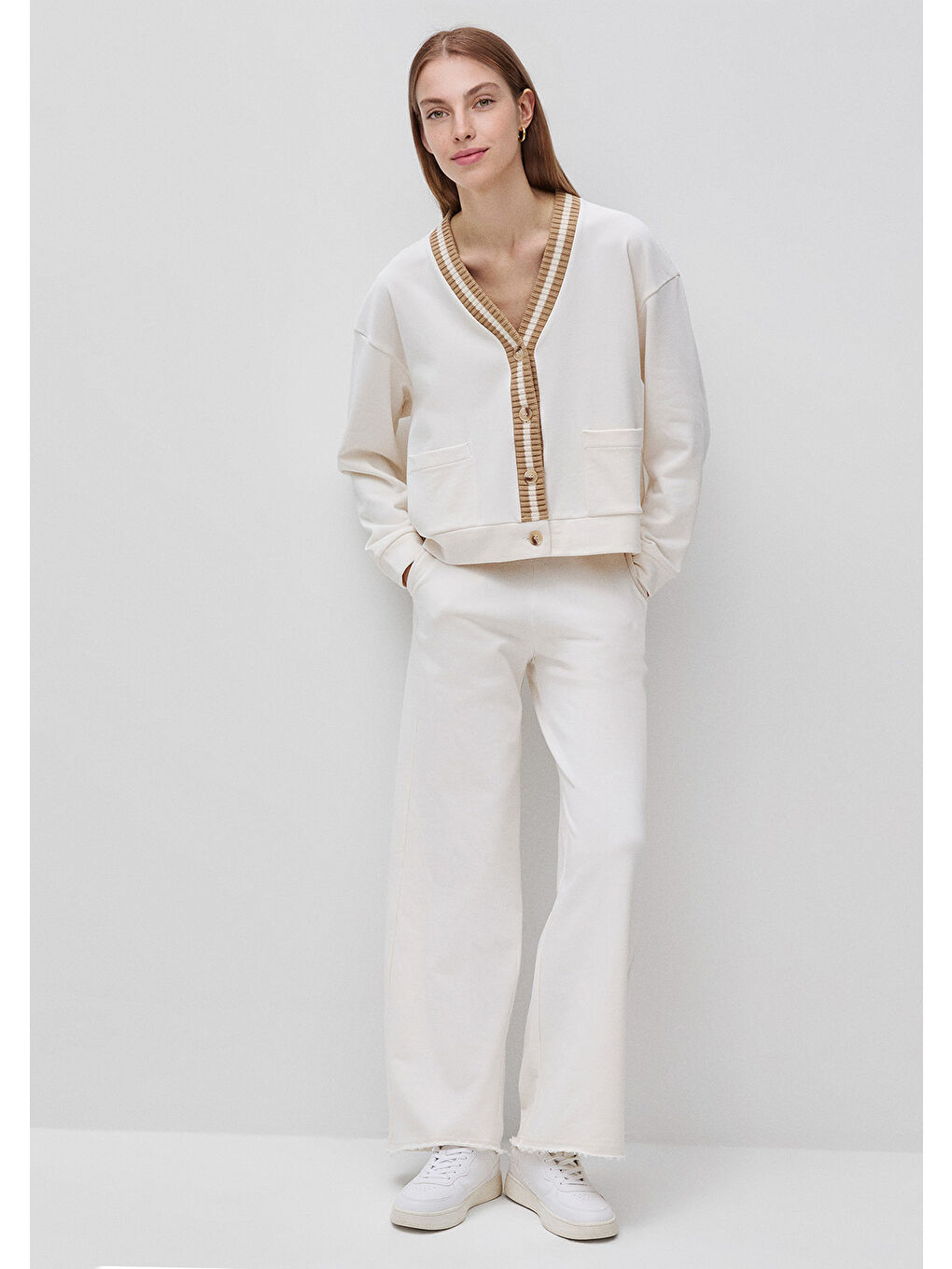 Ekru Kadın Krem Pamuk Karışımlı Şerit Detaylı Geniş V Yaka Hırka-4