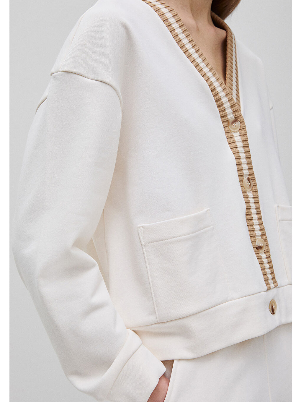 Ekru Kadın Krem Pamuk Karışımlı Şerit Detaylı Geniş V Yaka Hırka-5