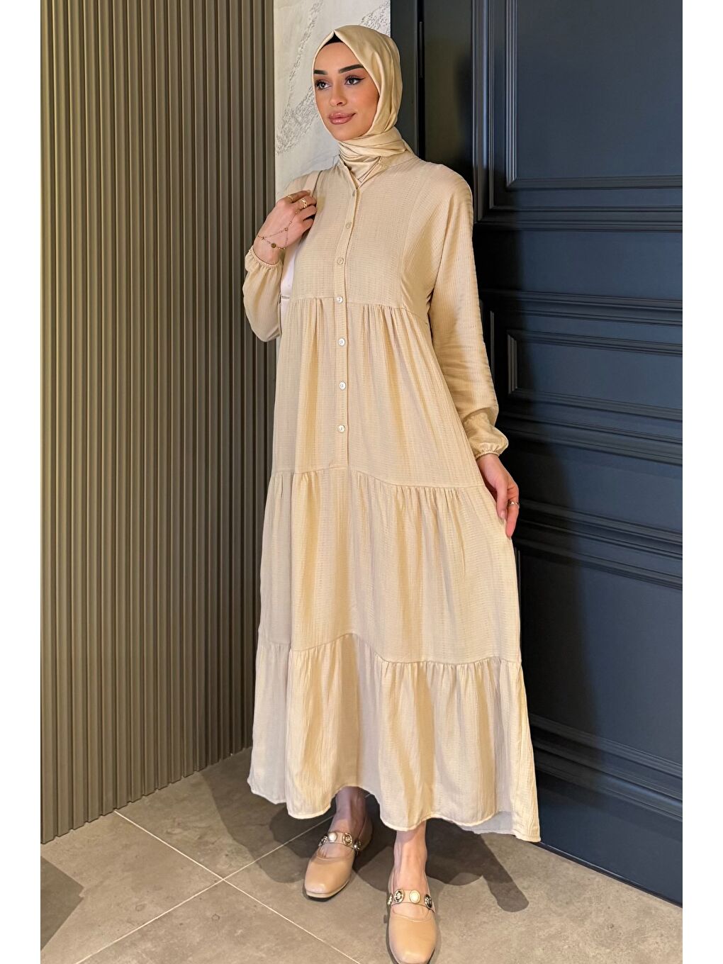 Bej Düğme Detaylı Fırfırlı Tesettür Elbise-2