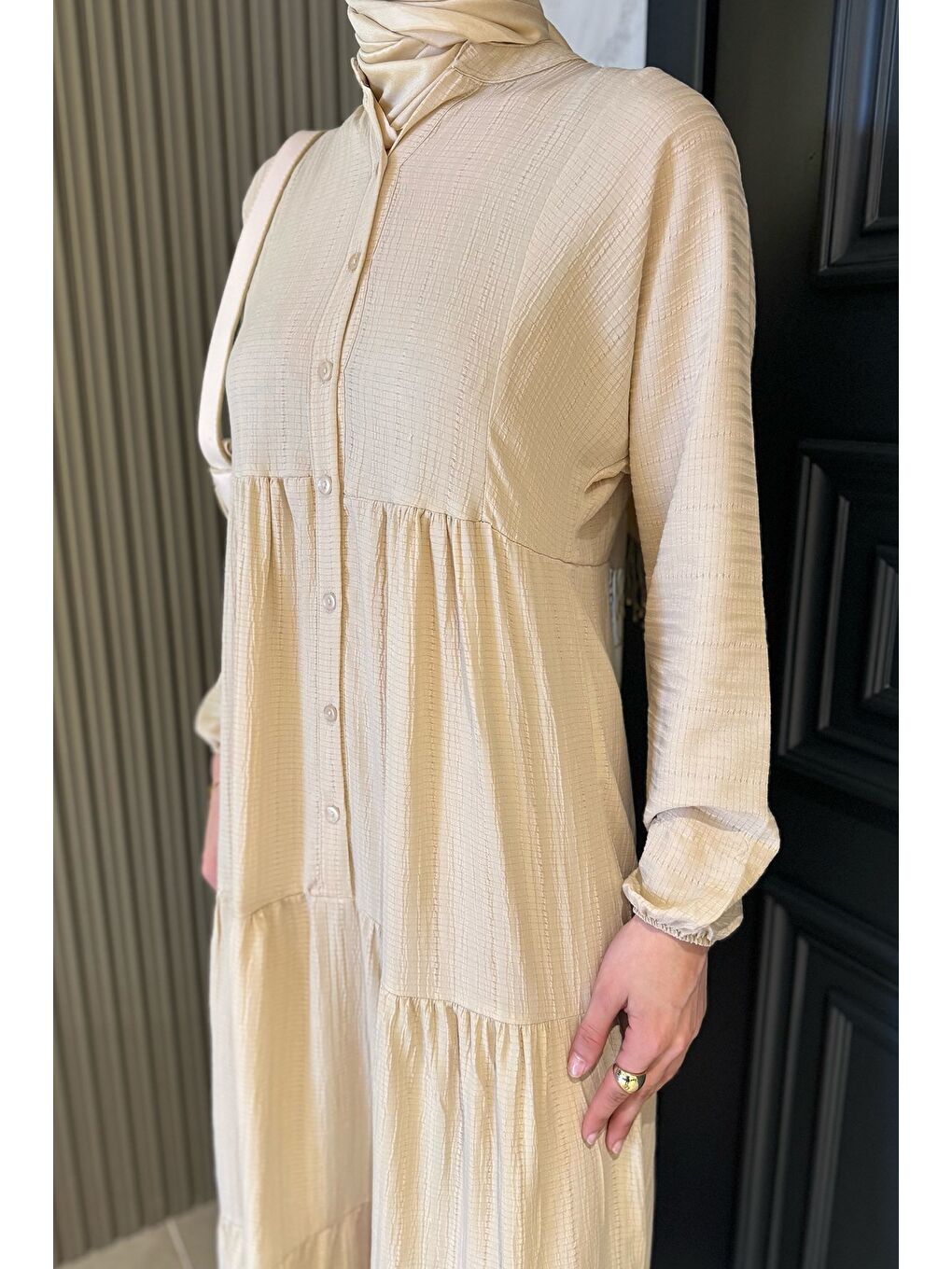 Bej Düğme Detaylı Fırfırlı Tesettür Elbise-4