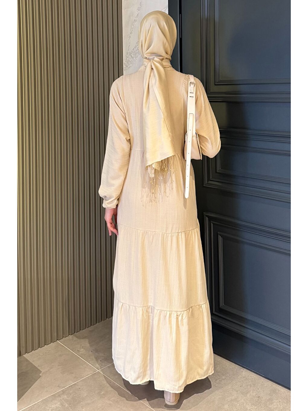 Bej Düğme Detaylı Fırfırlı Tesettür Elbise-6