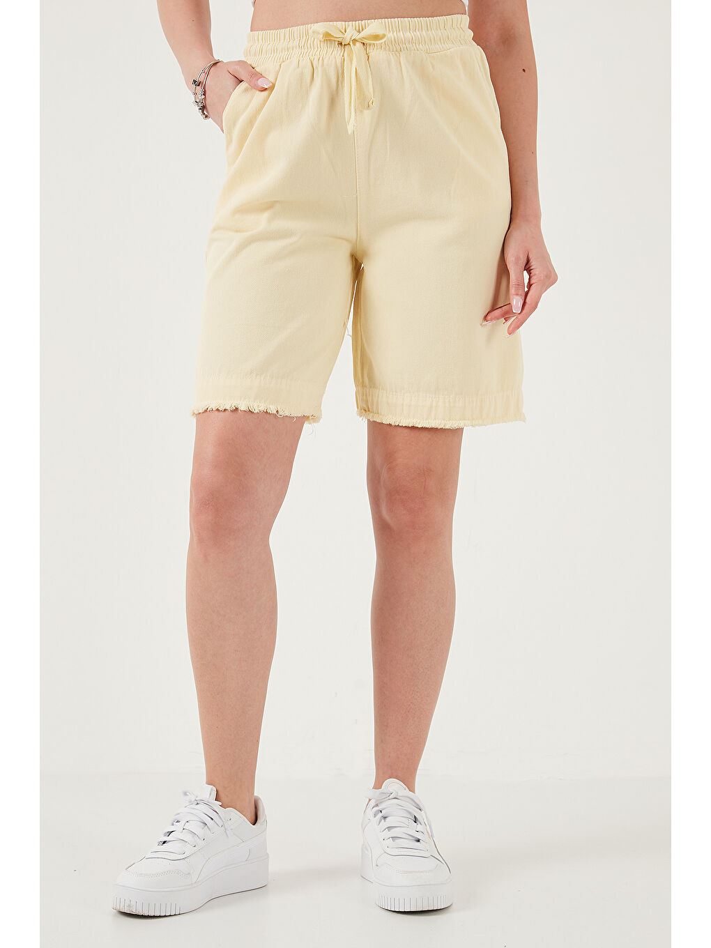 Sarı Pamuklu Standart Fit Normal Bel Bağlamalı Cepli Kadın Şort 668YP5326-1