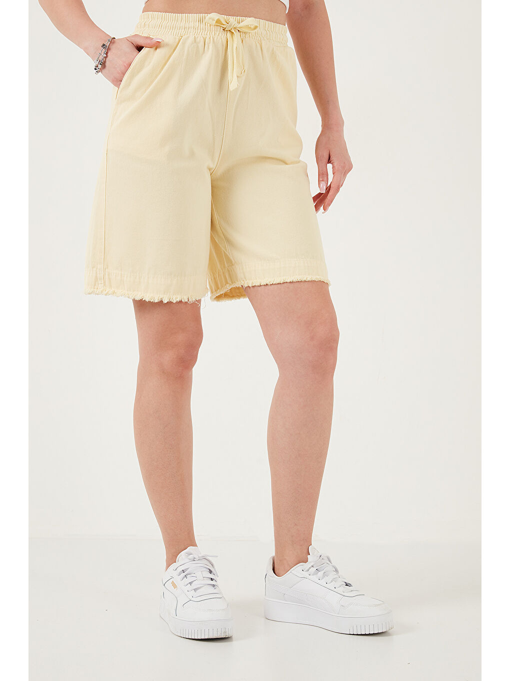Sarı Pamuklu Standart Fit Normal Bel Bağlamalı Cepli Kadın Şort 668YP5326-2