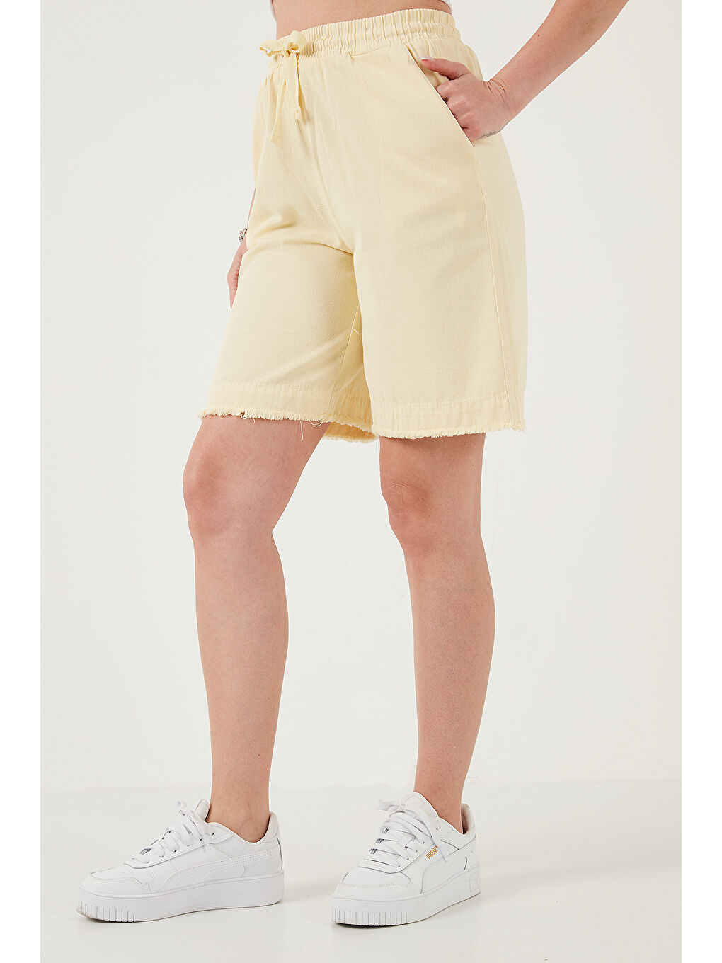 Sarı Pamuklu Standart Fit Normal Bel Bağlamalı Cepli Kadın Şort 668YP5326-3