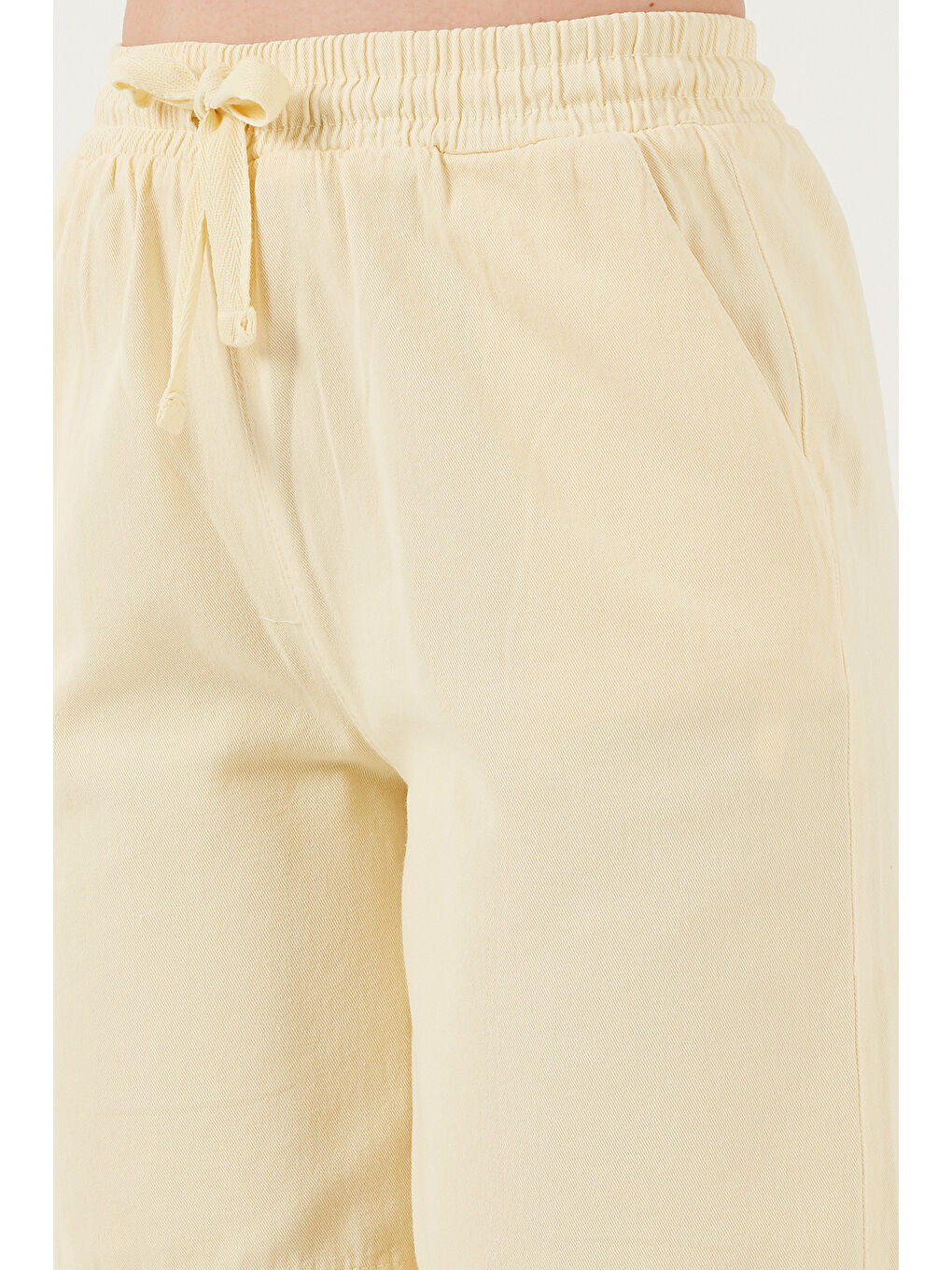 Sarı Pamuklu Standart Fit Normal Bel Bağlamalı Cepli Kadın Şort 668YP5326-4