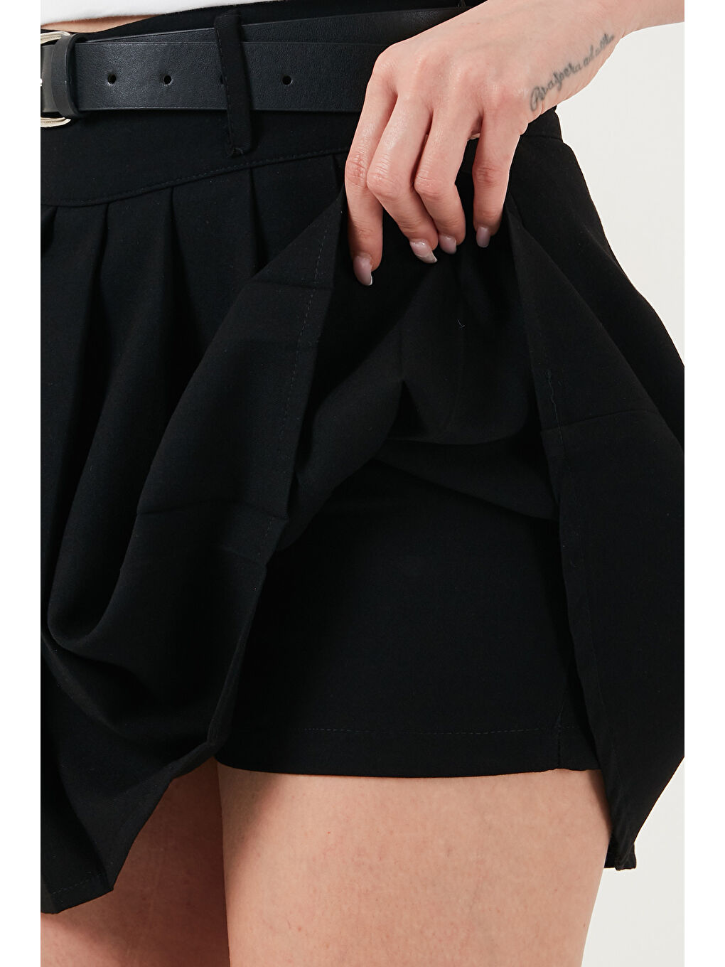 Siyah Kemerli Pileli Regular Fit Yüksek Bel Şort Etek 5866292-4