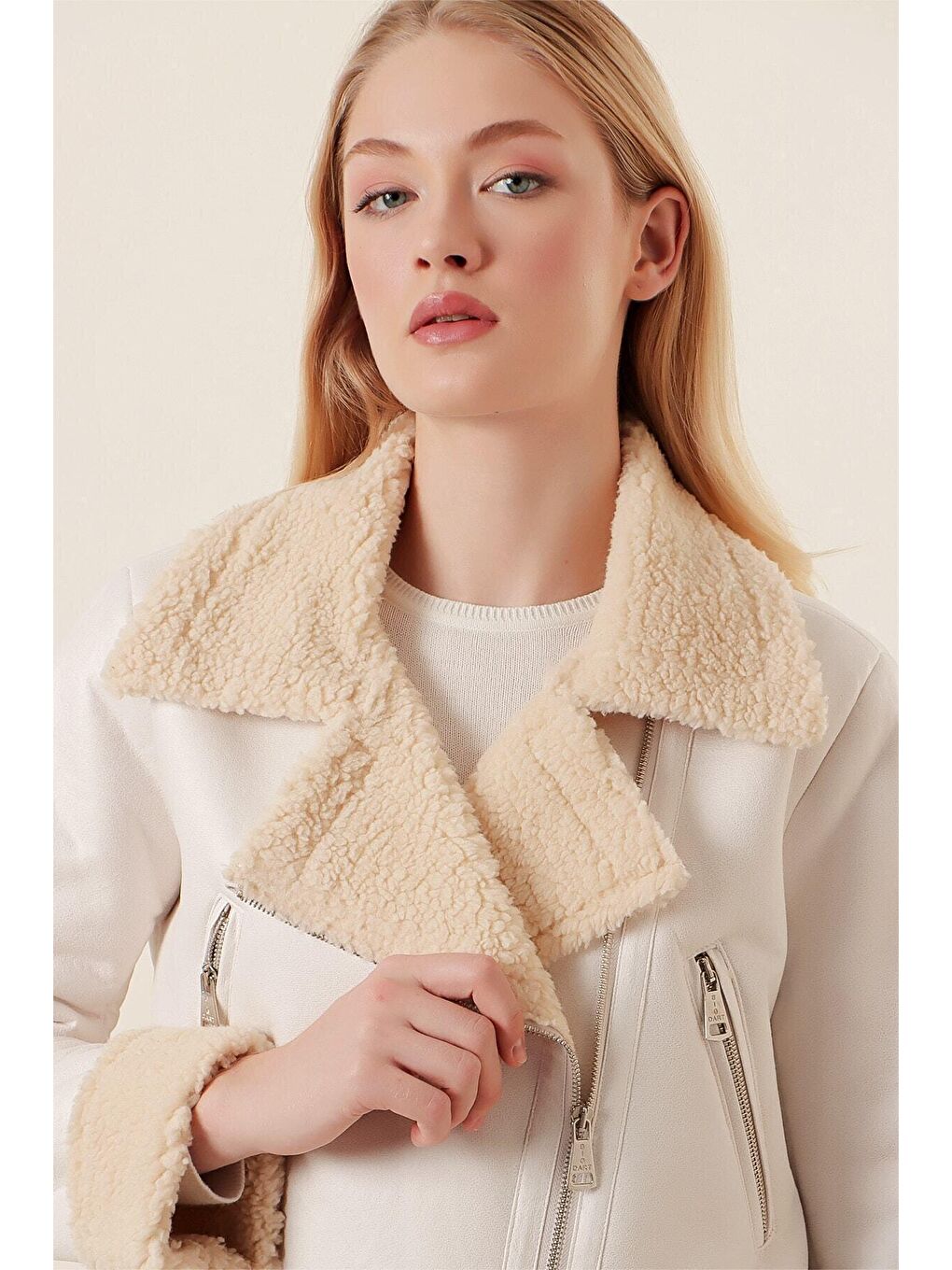 Kadın Ekru Yakası Ve İçi Kürklü Suni Deri Biker Mont HZL23W-BD151551-2