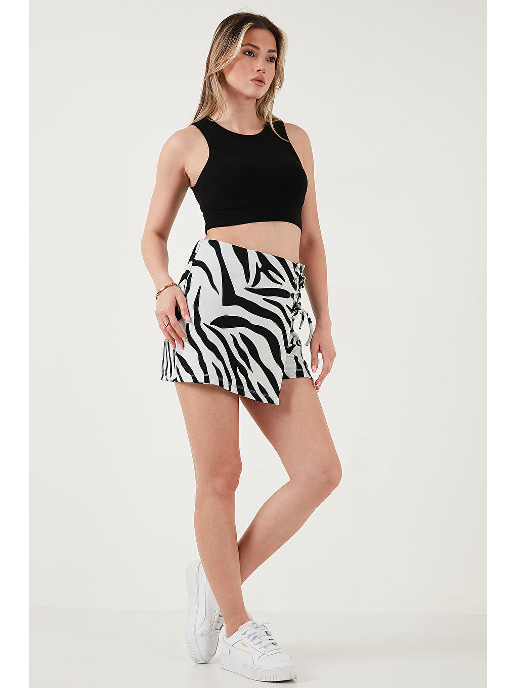 Siyah Desenli Slim Fit Yüksek Bel Bağlama Detaylı Şort Etek 5865358-1