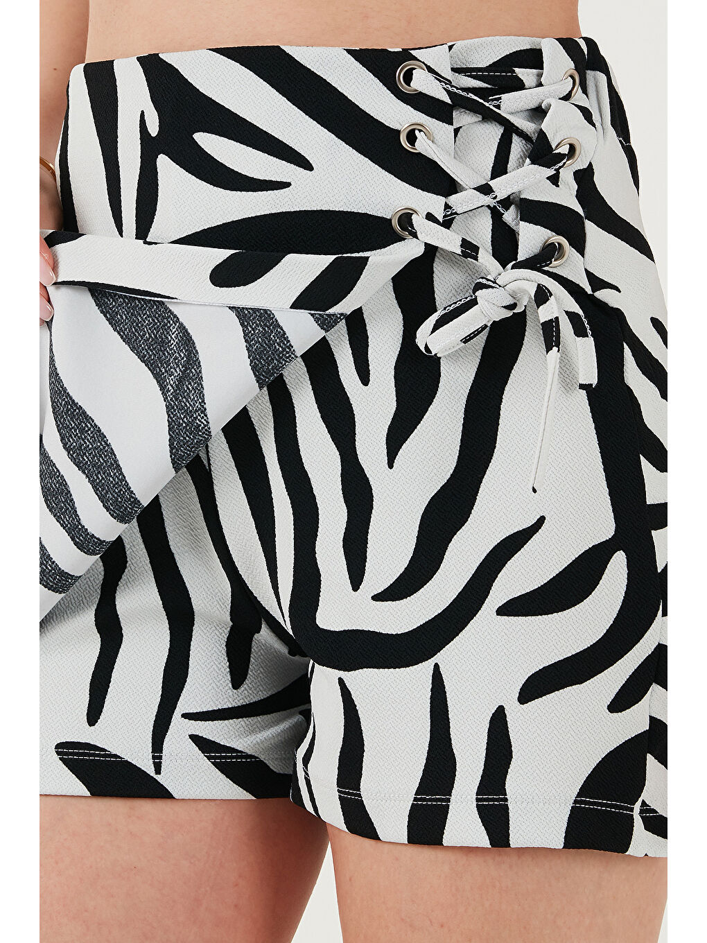 Siyah Desenli Slim Fit Yüksek Bel Bağlama Detaylı Şort Etek 5865358-3