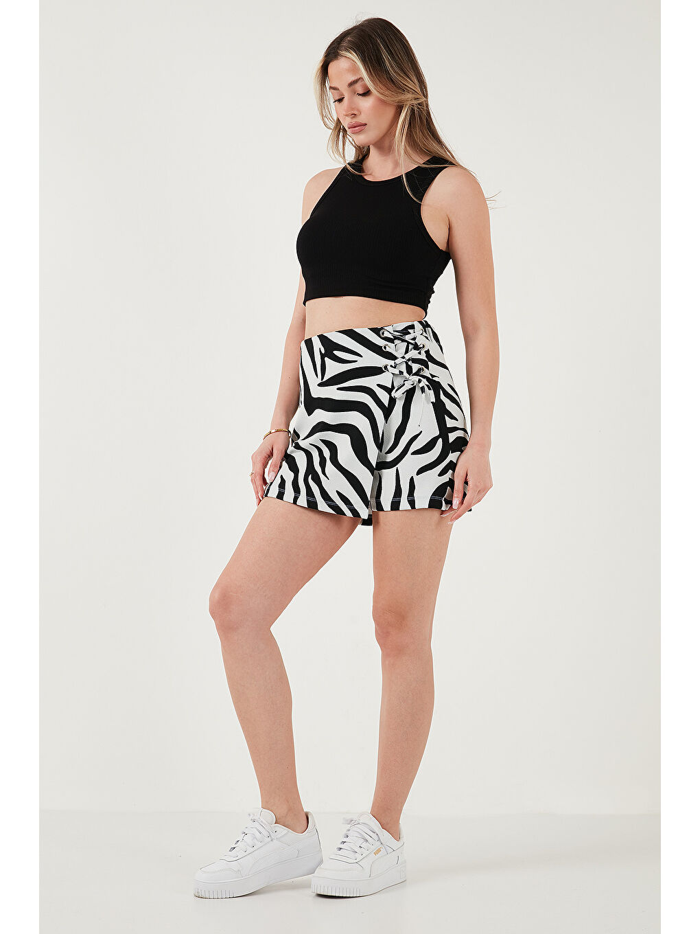 Siyah Desenli Slim Fit Yüksek Bel Bağlama Detaylı Şort Etek 5865358-4