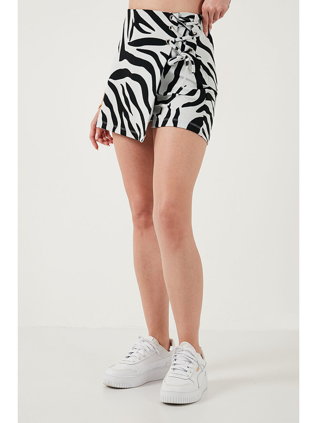 Siyah Desenli Slim Fit Yüksek Bel Bağlama Detaylı Şort Etek 5865358-5