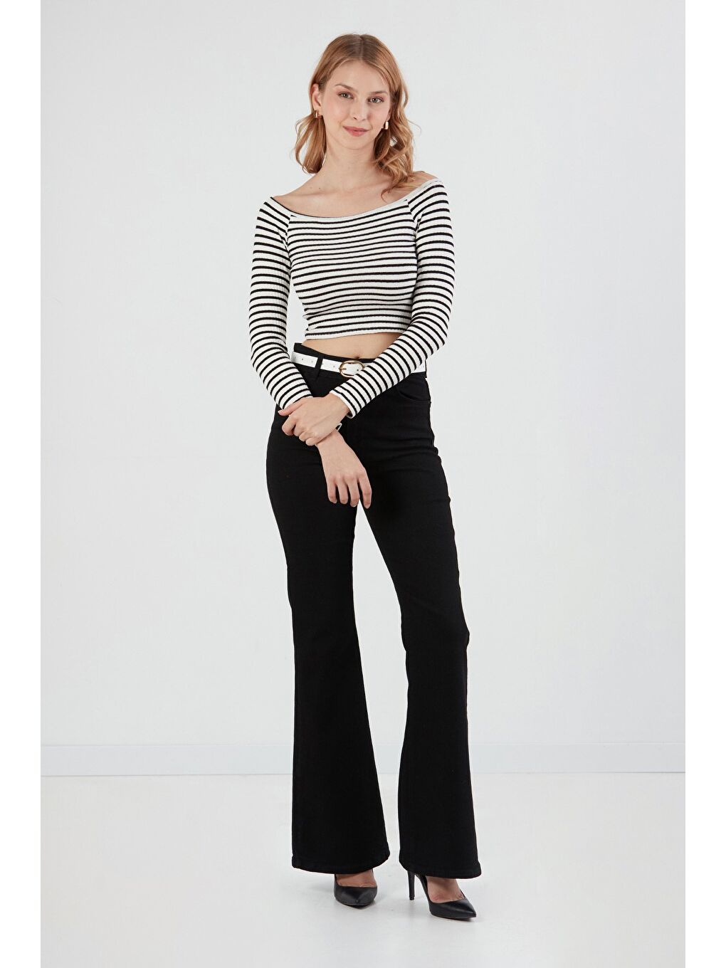 Ekru Çizgili Madonna Yaka Elastanlı Crop Bluz-1