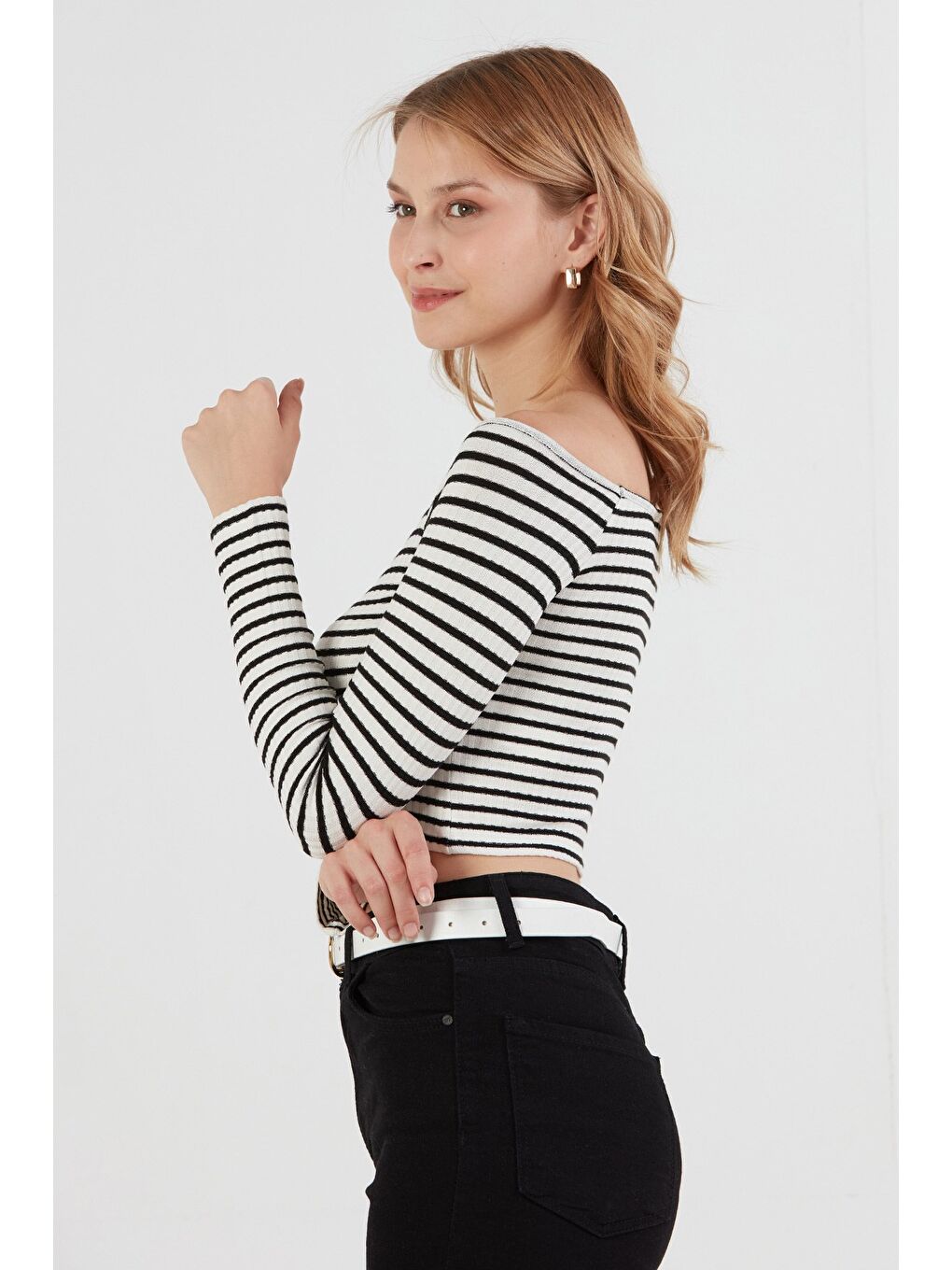 Ekru Çizgili Madonna Yaka Elastanlı Crop Bluz-2
