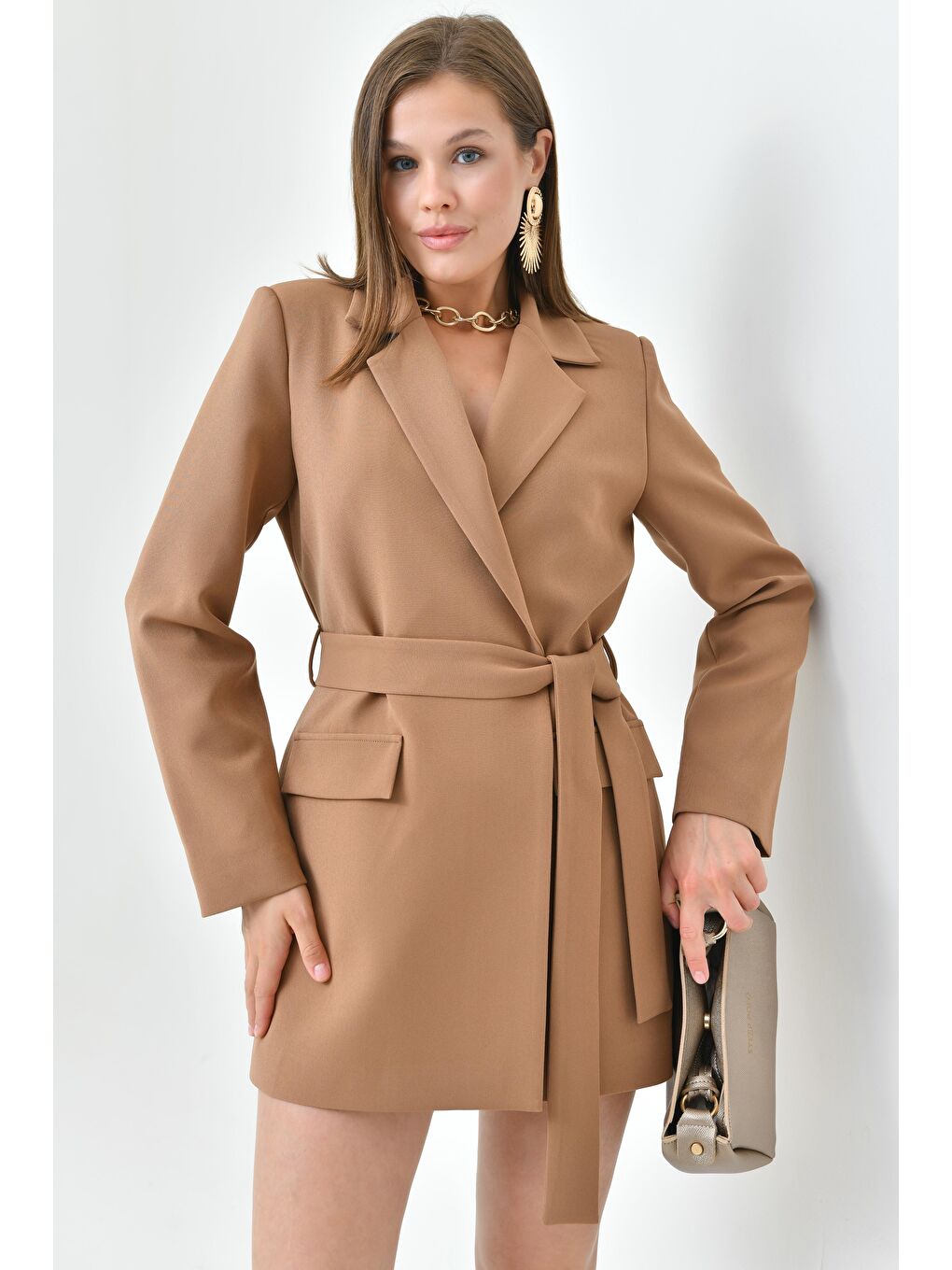 Kahverengi Kamel Kadın Tek Düğmeli Dokuma Kruvaze Blazer Ceket - Kuşaklı-5