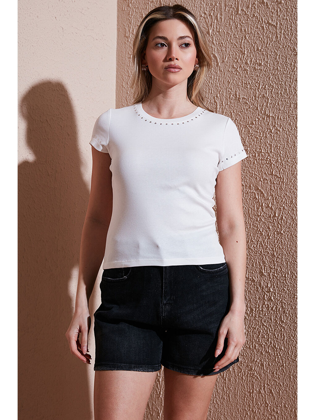 Ekru % 100 Pamuk Slim Fit Zımba Detaylı Kadın T Shirt 25Y0523K1