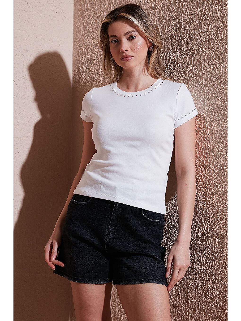 Ekru % 100 Pamuk Slim Fit Zımba Detaylı Kadın T Shirt 25Y0523K1-1