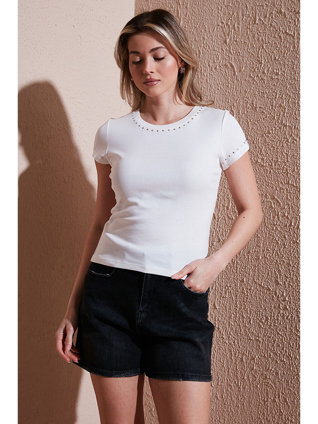 Ekru % 100 Pamuk Slim Fit Zımba Detaylı Kadın T Shirt 25Y0523K1-2