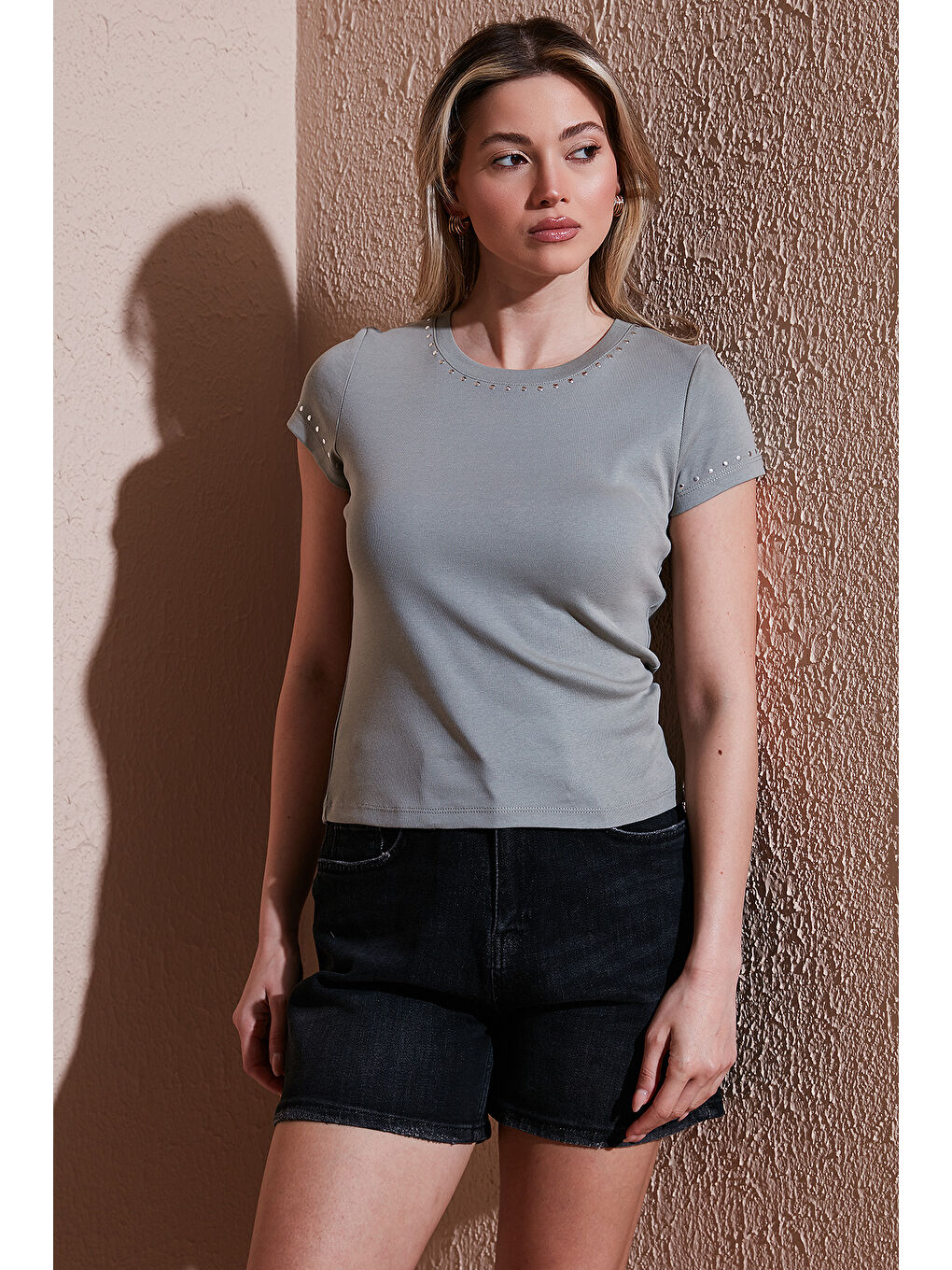 Haki % 100 Pamuk Slim Fit Zımba Detaylı Kadın T Shirt 25Y0523K1-1