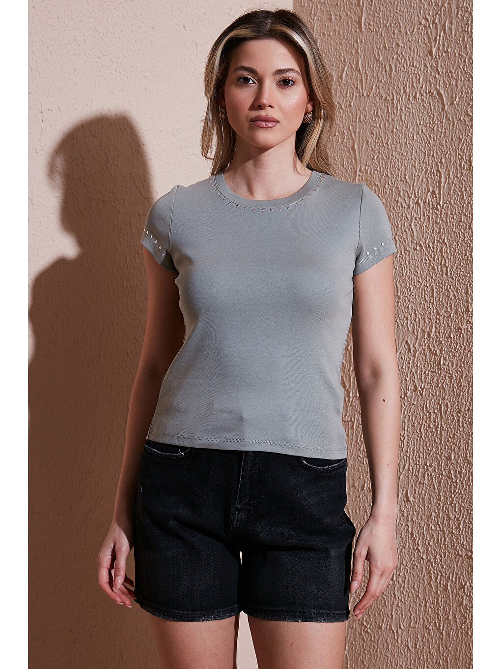 Haki % 100 Pamuk Slim Fit Zımba Detaylı Kadın T Shirt 25Y0523K1-2