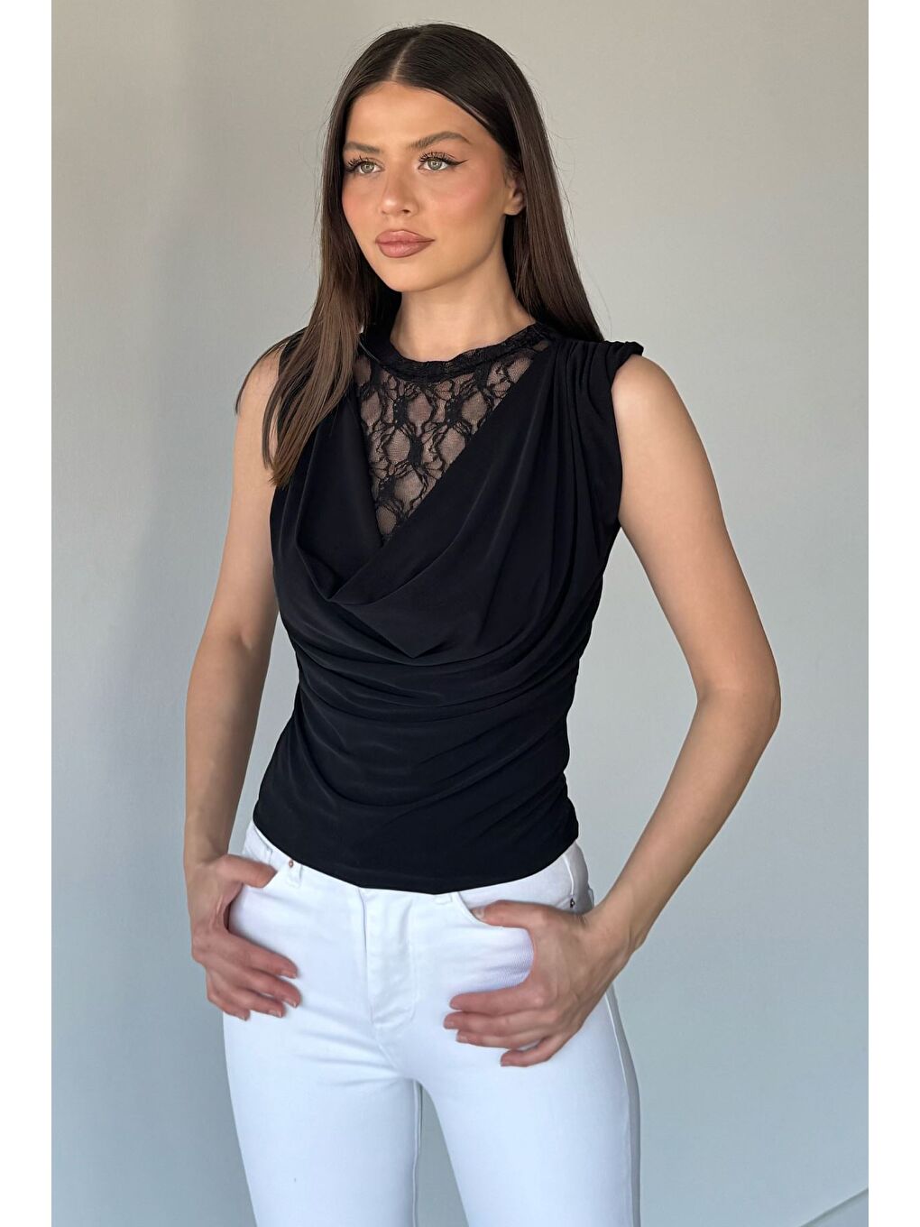 Siyah Kadın İç Dantel Detaylı Degaje Yaka Bluz