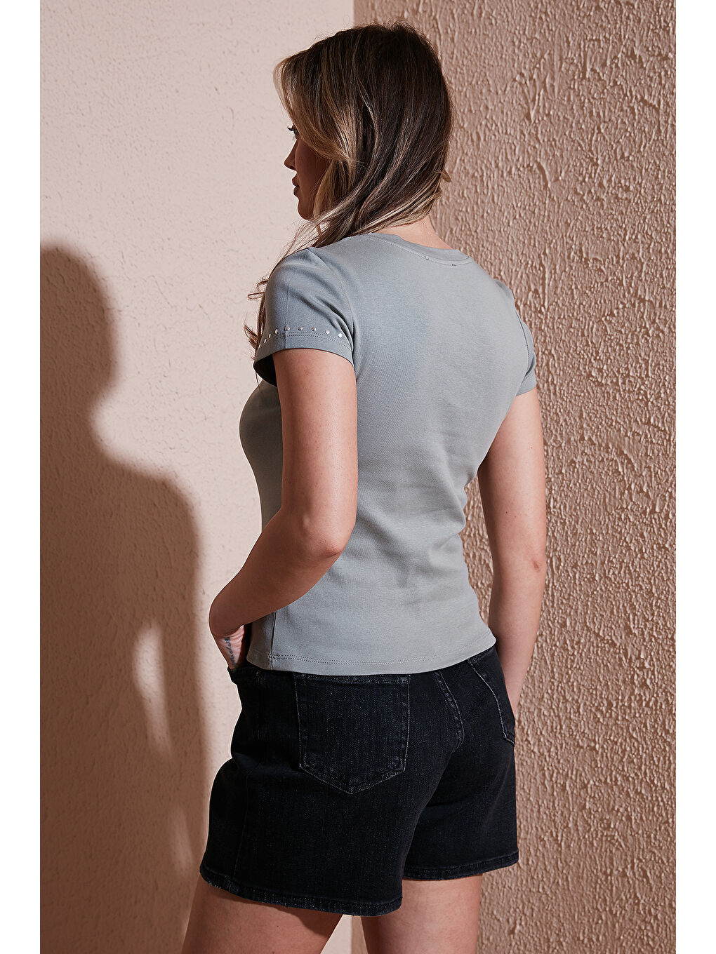 Haki % 100 Pamuk Slim Fit Zımba Detaylı Kadın T Shirt 25Y0523K1-4