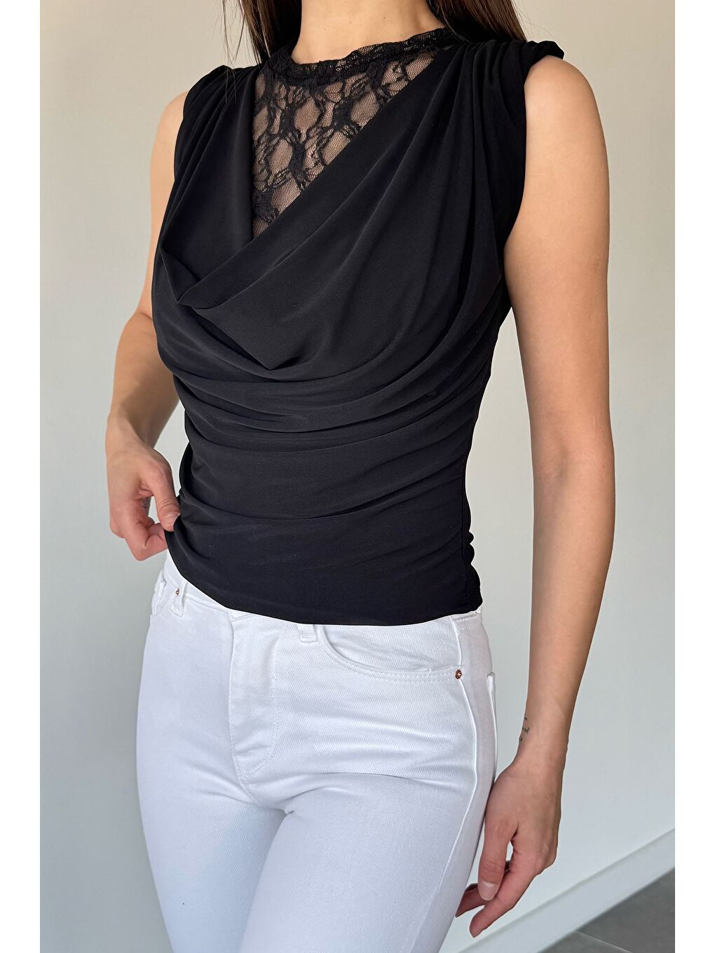 Siyah Kadın İç Dantel Detaylı Degaje Yaka Bluz-1