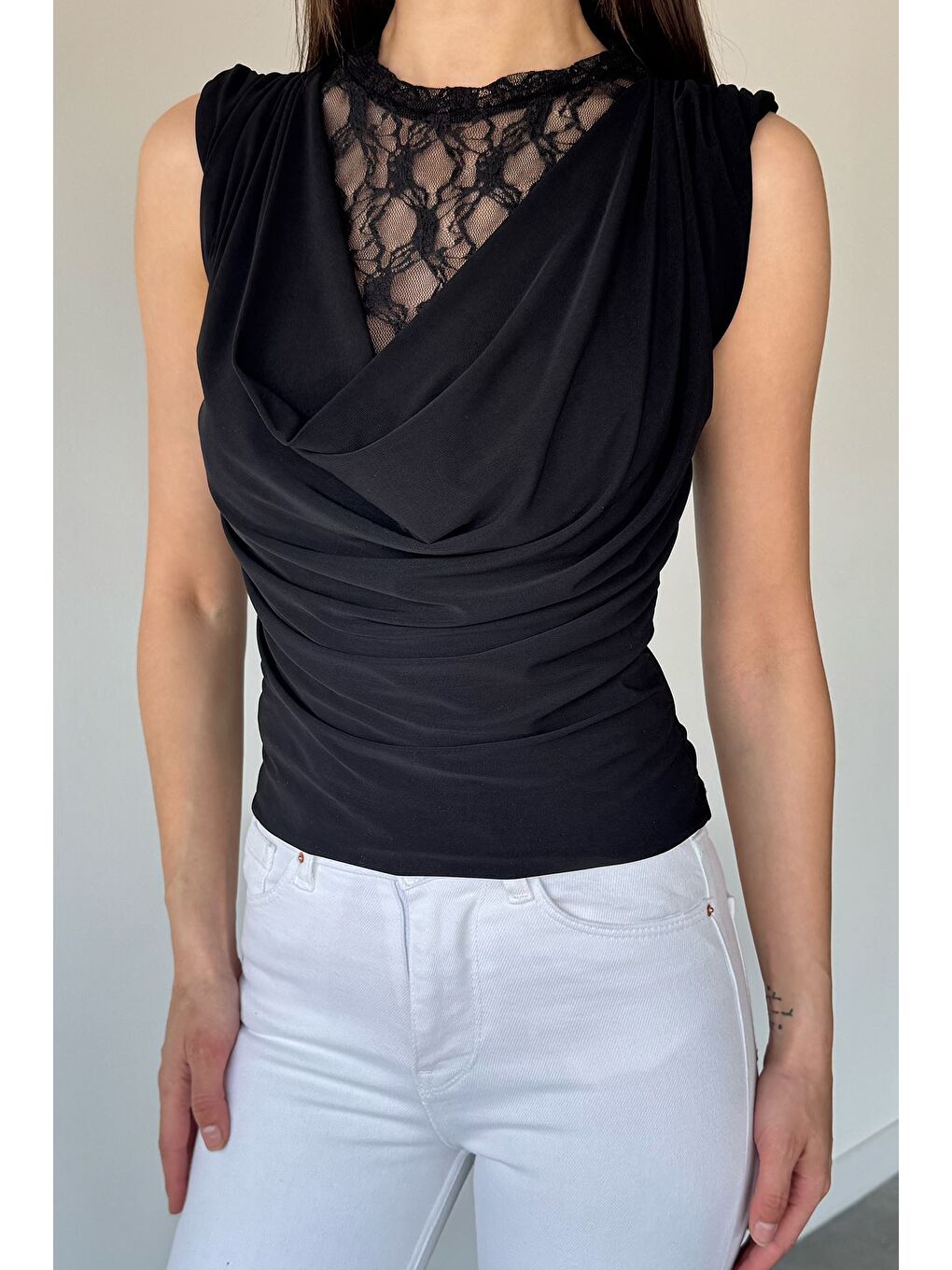 Siyah Kadın İç Dantel Detaylı Degaje Yaka Bluz-2