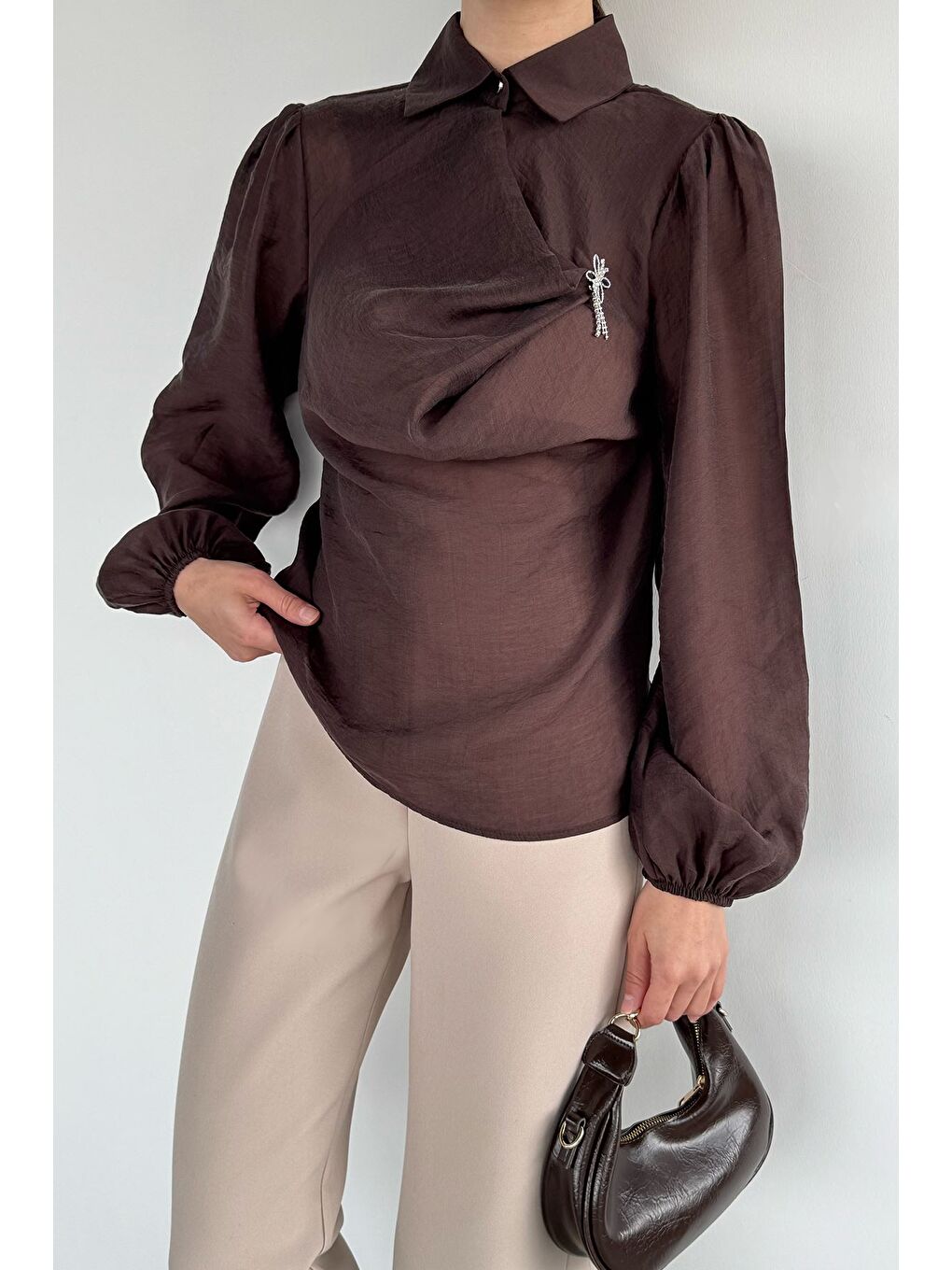 Kahverengi Kadın Degaje Yaka Broş Detaylı Bluz-1