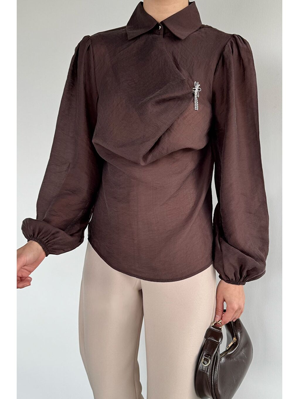 Kahverengi Kadın Degaje Yaka Broş Detaylı Bluz-2