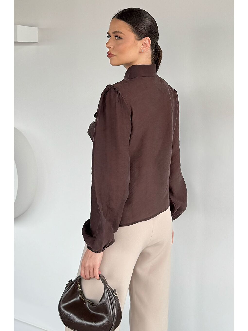 Kahverengi Kadın Degaje Yaka Broş Detaylı Bluz-3