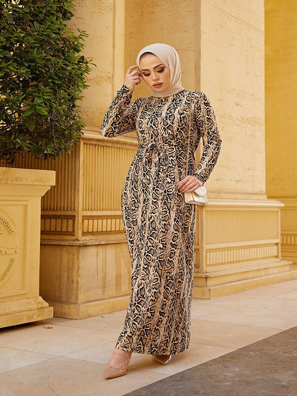 Siyah Bisiklet Yaka Yılan Desenli Kadın Tesettür Elbise