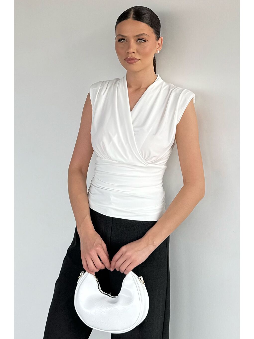 Ekru Kadın Omuz Vatkalı Kruvaze Yaka Bluz