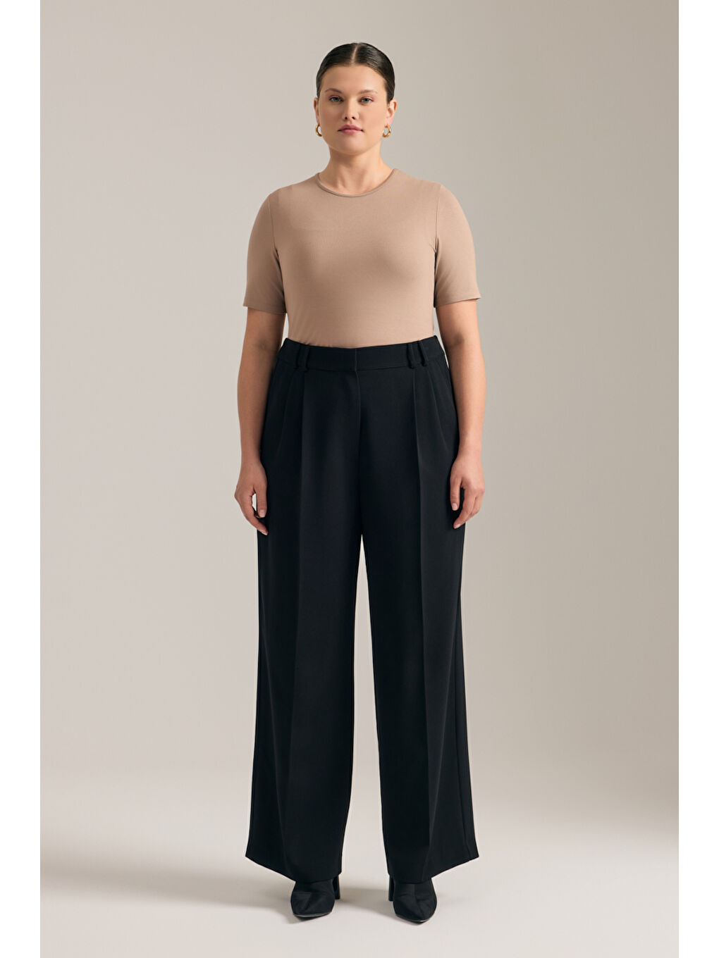 Siyah Dökümlü Bol Pantolon-1