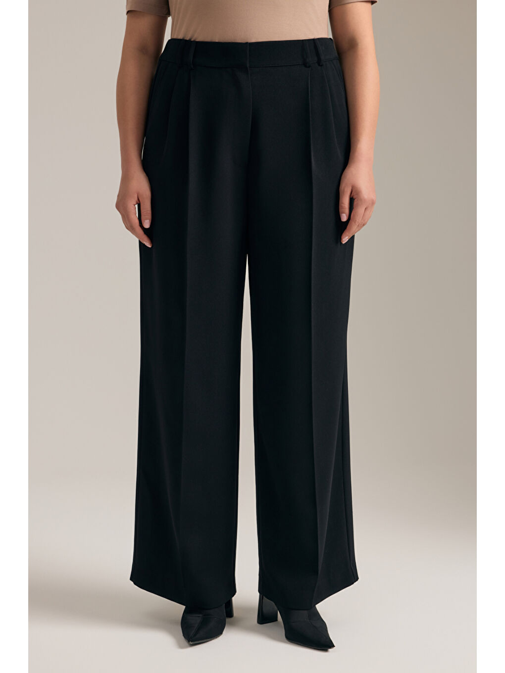 Siyah Dökümlü Bol Pantolon-2