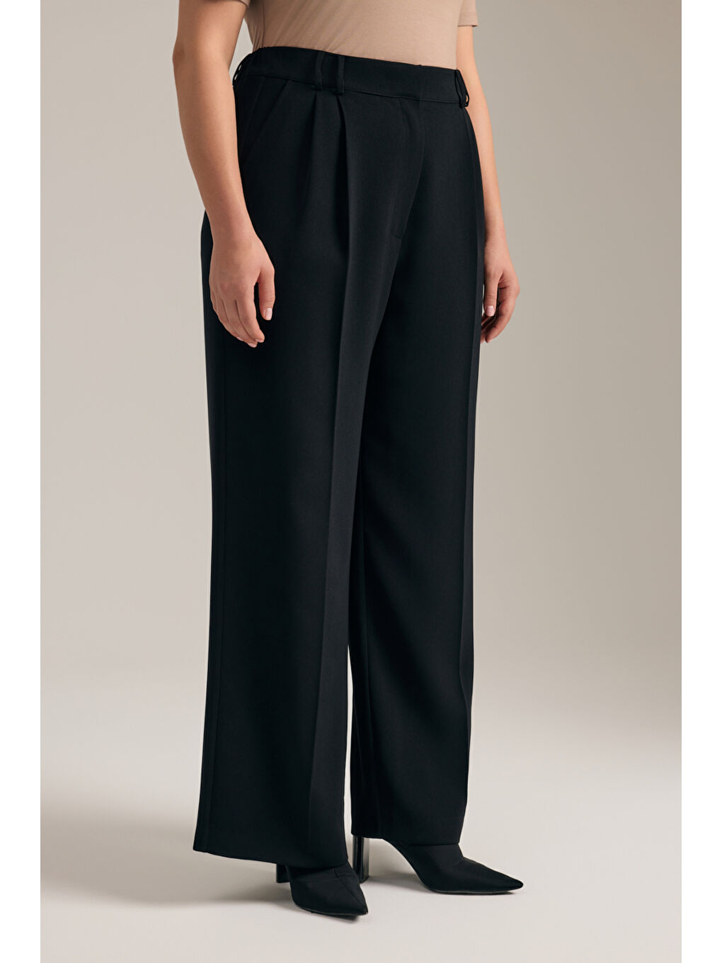 Siyah Dökümlü Bol Pantolon-3