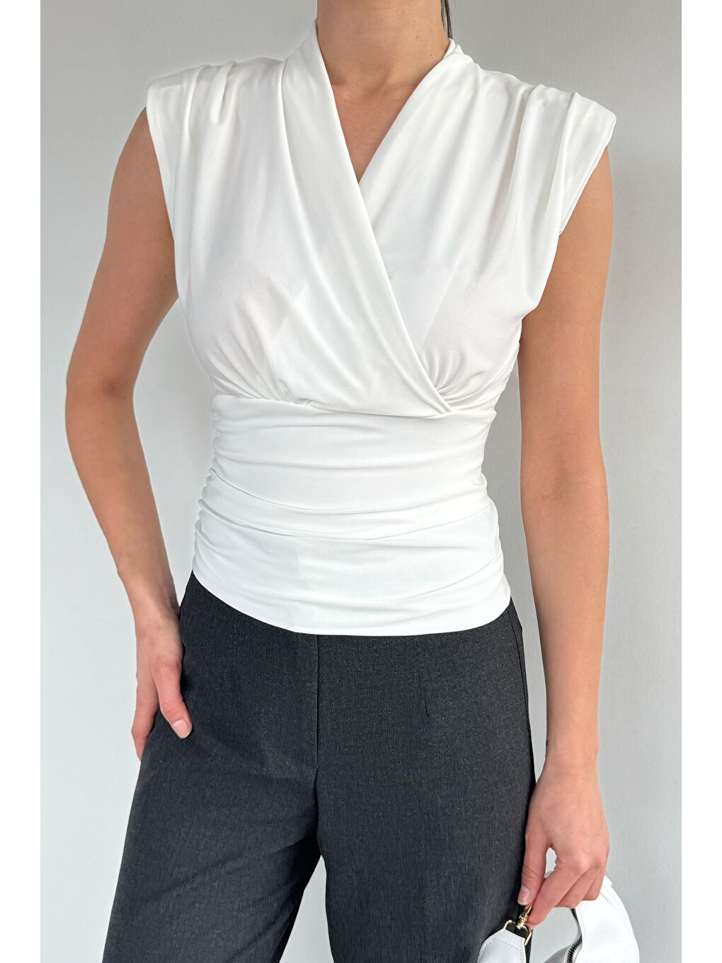 Ekru Kadın Omuz Vatkalı Kruvaze Yaka Bluz-1