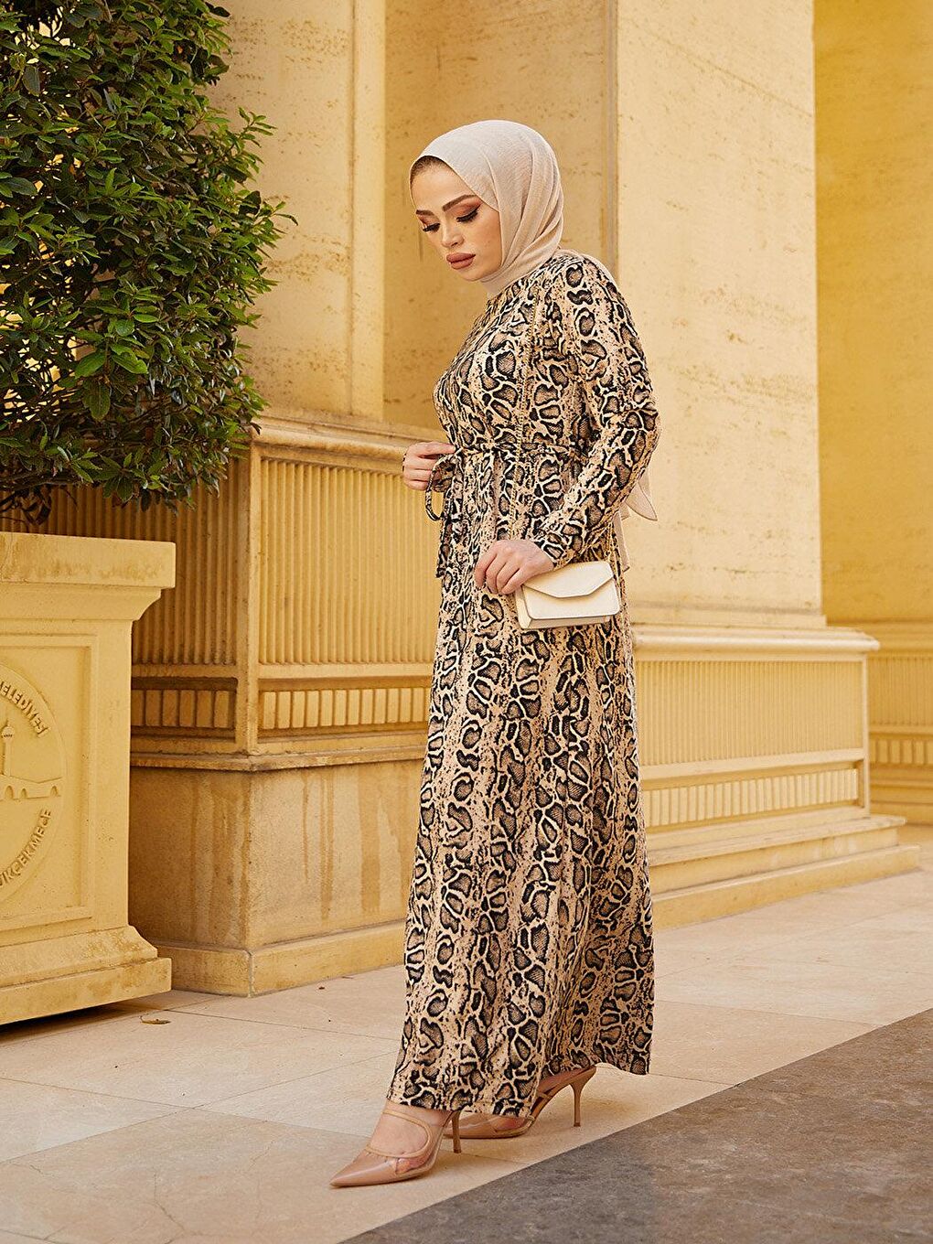 Siyah Bisiklet Yaka Yılan Desenli Kadın Tesettür Elbise-4