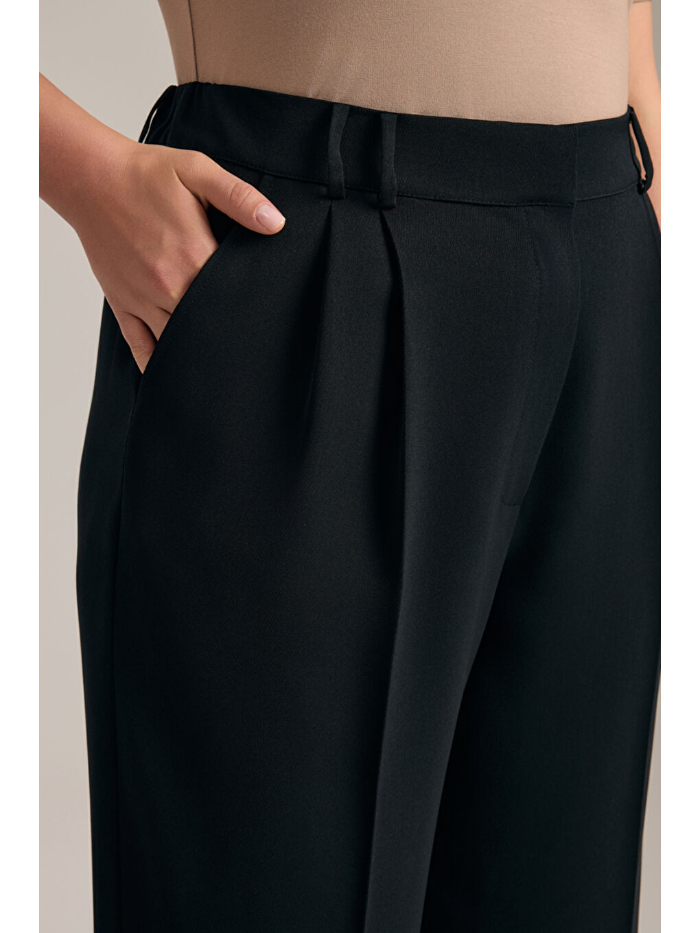 Siyah Dökümlü Bol Pantolon-4