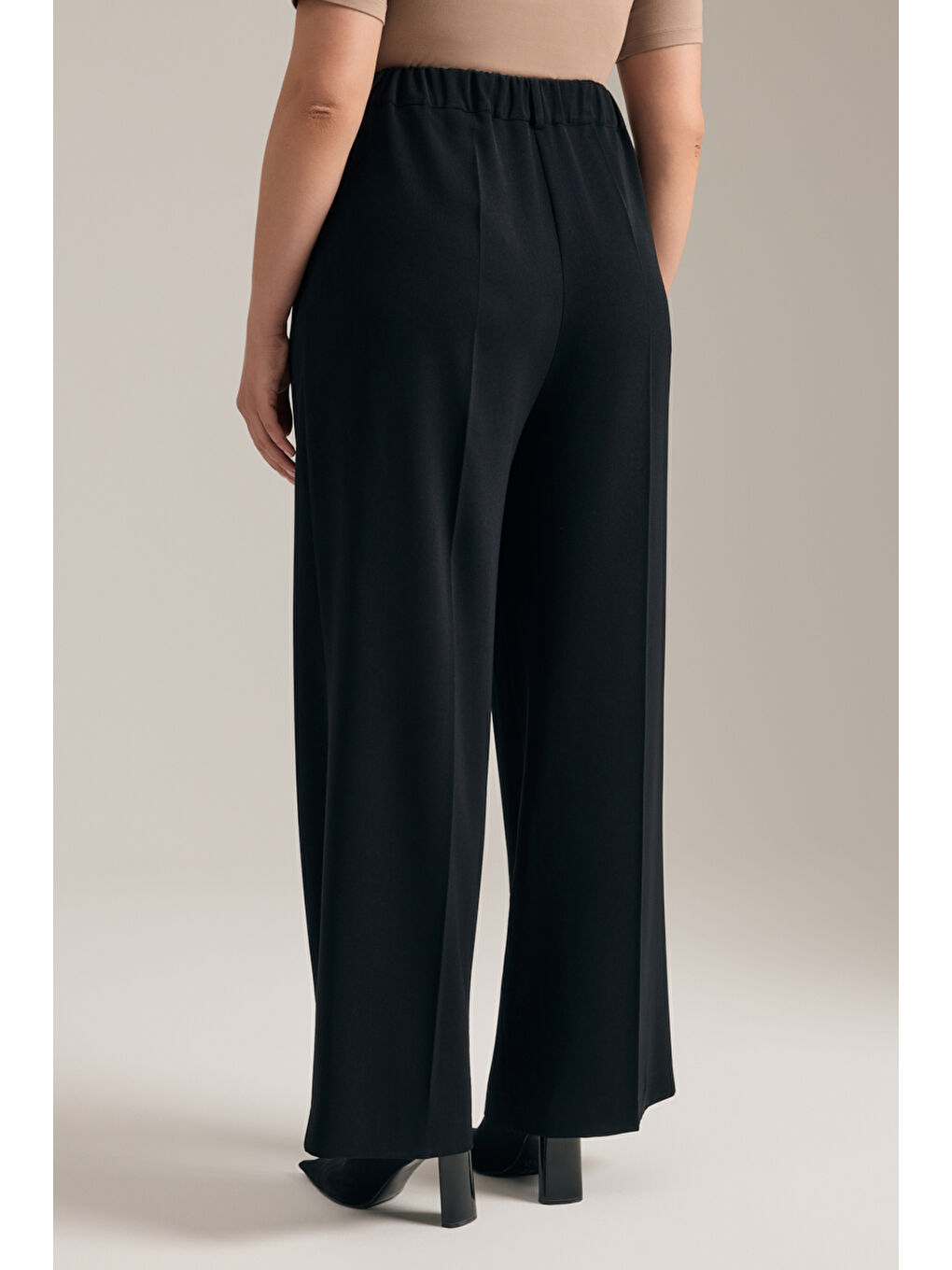 Siyah Dökümlü Bol Pantolon-5