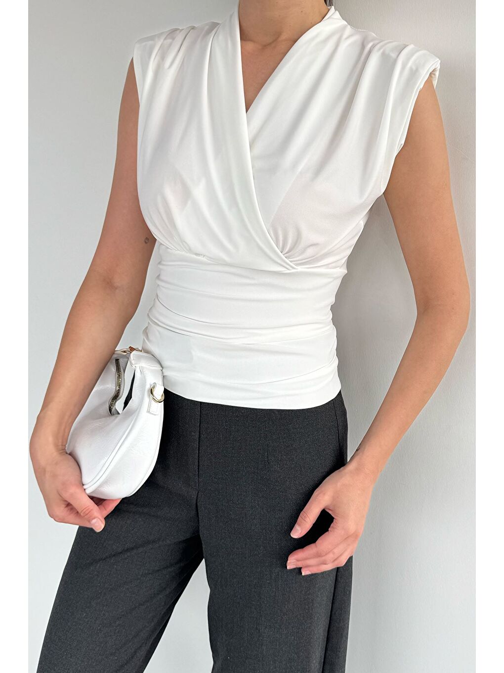 Ekru Kadın Omuz Vatkalı Kruvaze Yaka Bluz-2