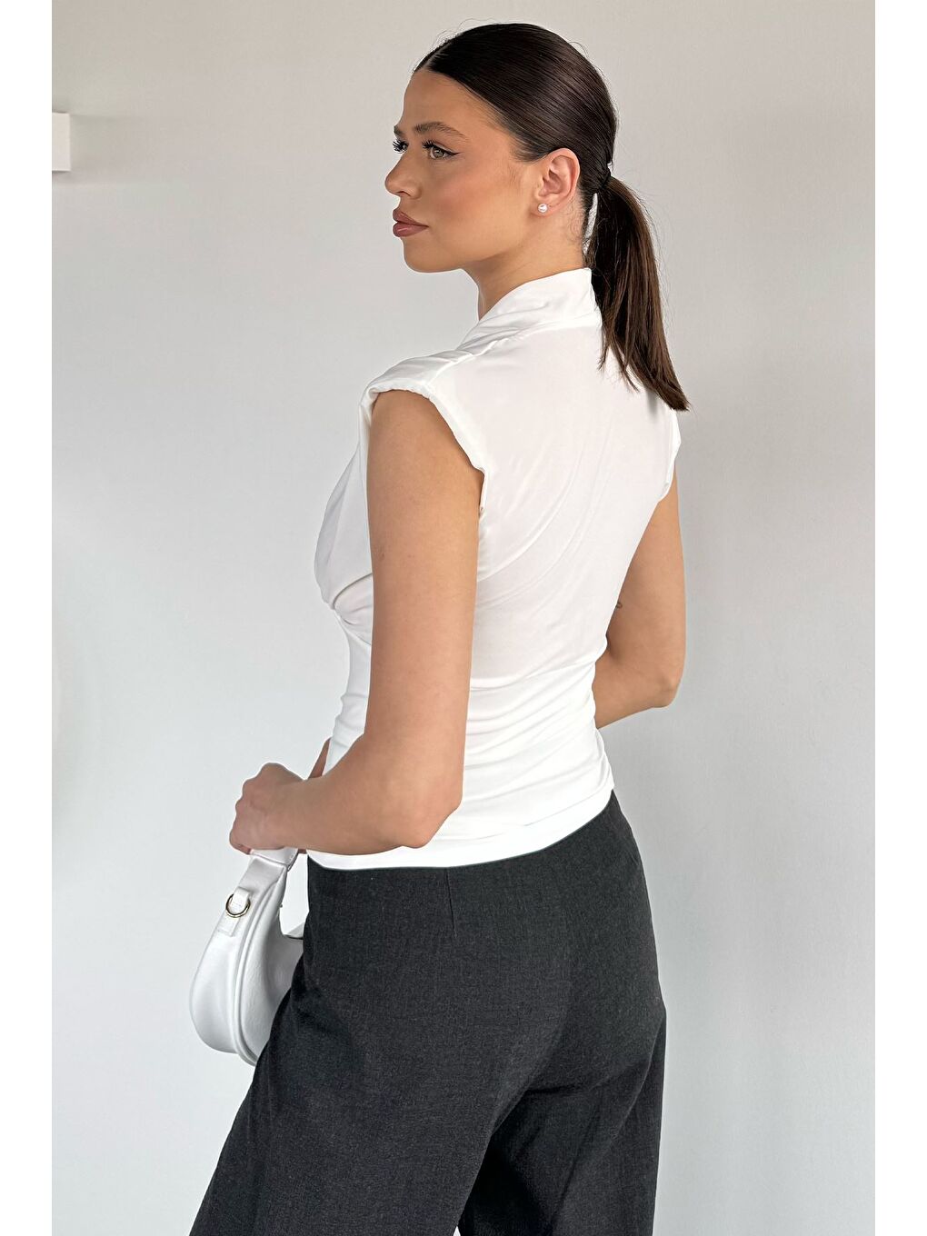 Ekru Kadın Omuz Vatkalı Kruvaze Yaka Bluz-3